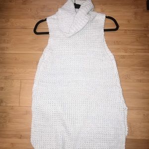 Turtle neck cut off sleeve sweater